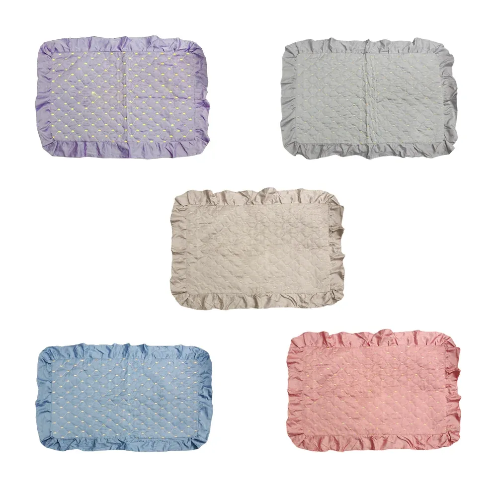 Funda para almohadas de tela con detalles cosidos en color dorado y diseño de rombos / t-30313