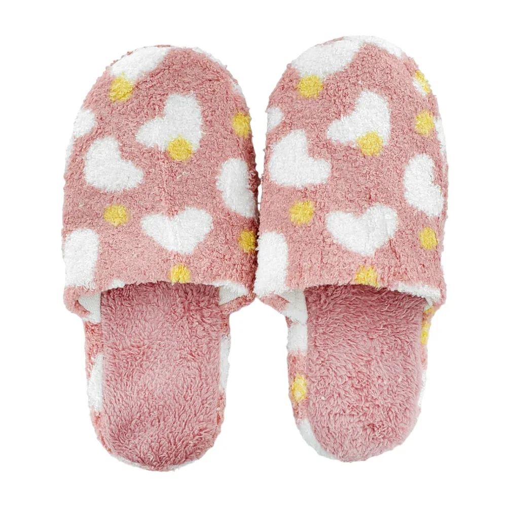 Par de pantuflas afelpadas con suela de goma y estampado de corazones blancos con puntos amarillos, variedad de colores y tallas / dv6209